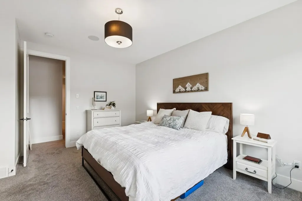 4803 19 Avenue NW Calgary AB T3B 0X6