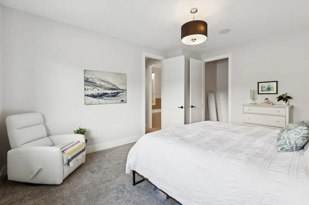 4803 19 Avenue NW Calgary AB T3B 0X6
