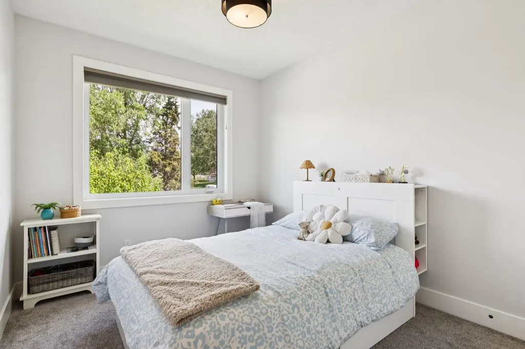 4803 19 Avenue NW Calgary AB T3B 0X6
