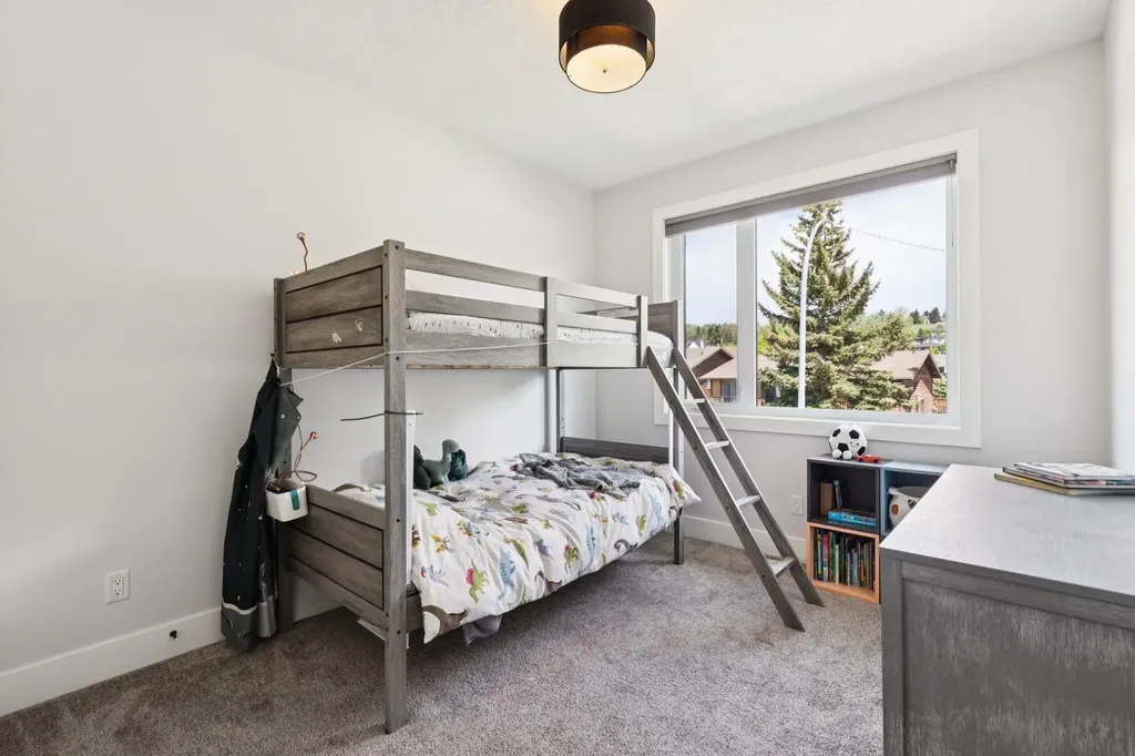 4803 19 Avenue NW Calgary AB T3B 0X6