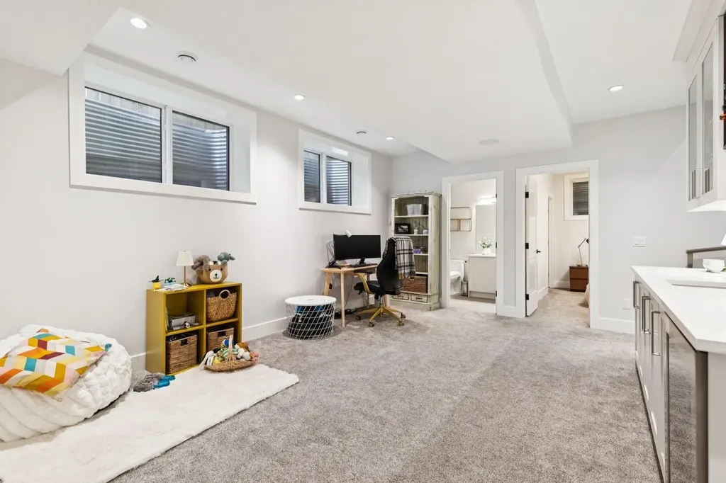 4803 19 Avenue NW Calgary AB T3B 0X6