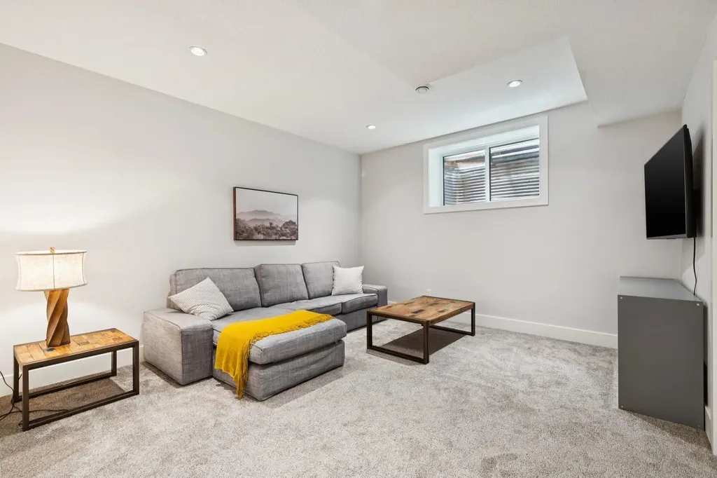 4803 19 Avenue NW Calgary AB T3B 0X6