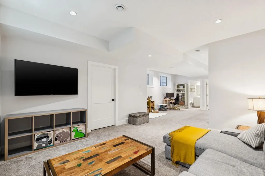 4803 19 Avenue NW Calgary AB T3B 0X6