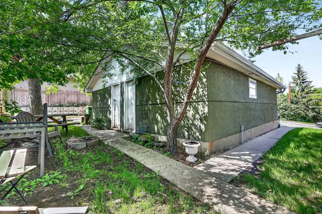 301 46 Avenue SW Calgary AB T2S 1B5
