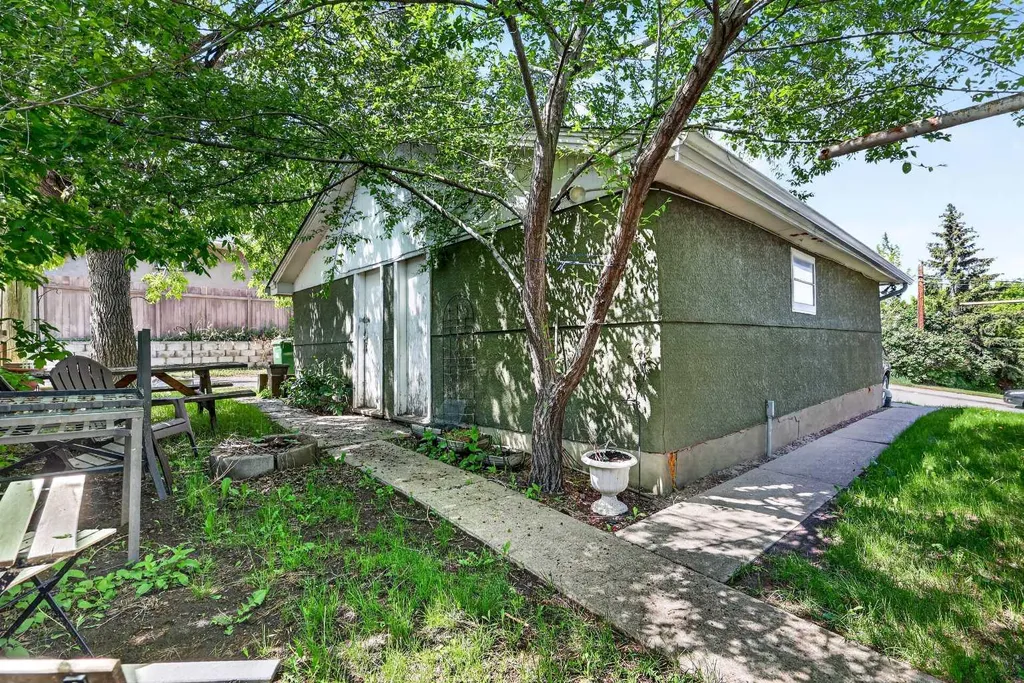 301 46 Avenue SW Calgary AB T2S 1B5