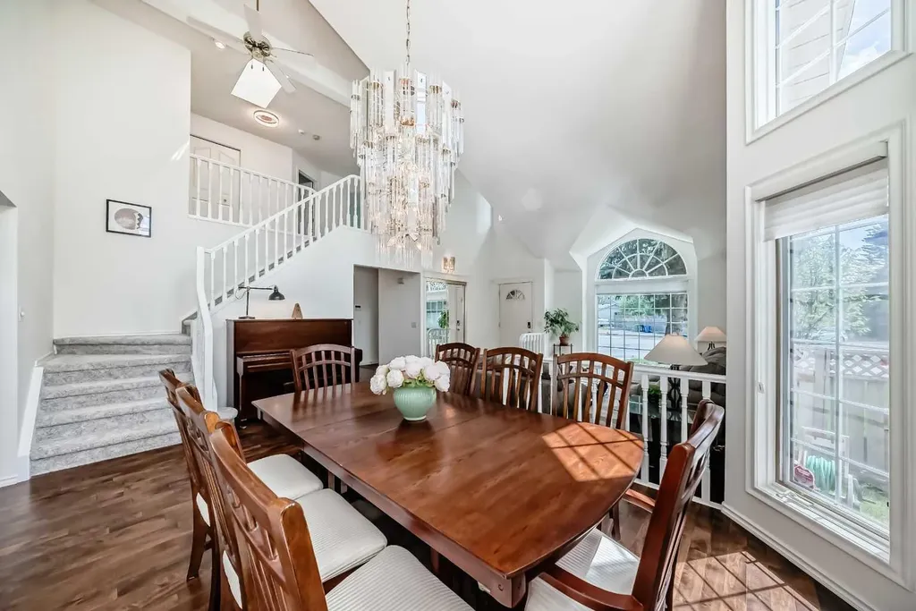 25 Silverstone Mews NW Calgary AB T3B 5K8