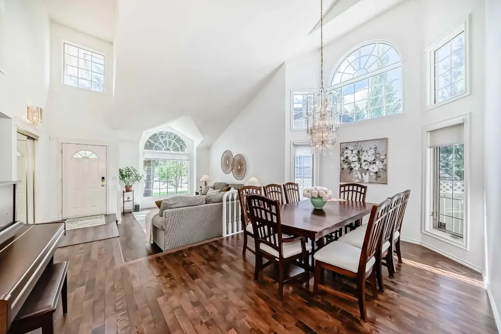 25 Silverstone Mews NW Calgary AB T3B 5K8