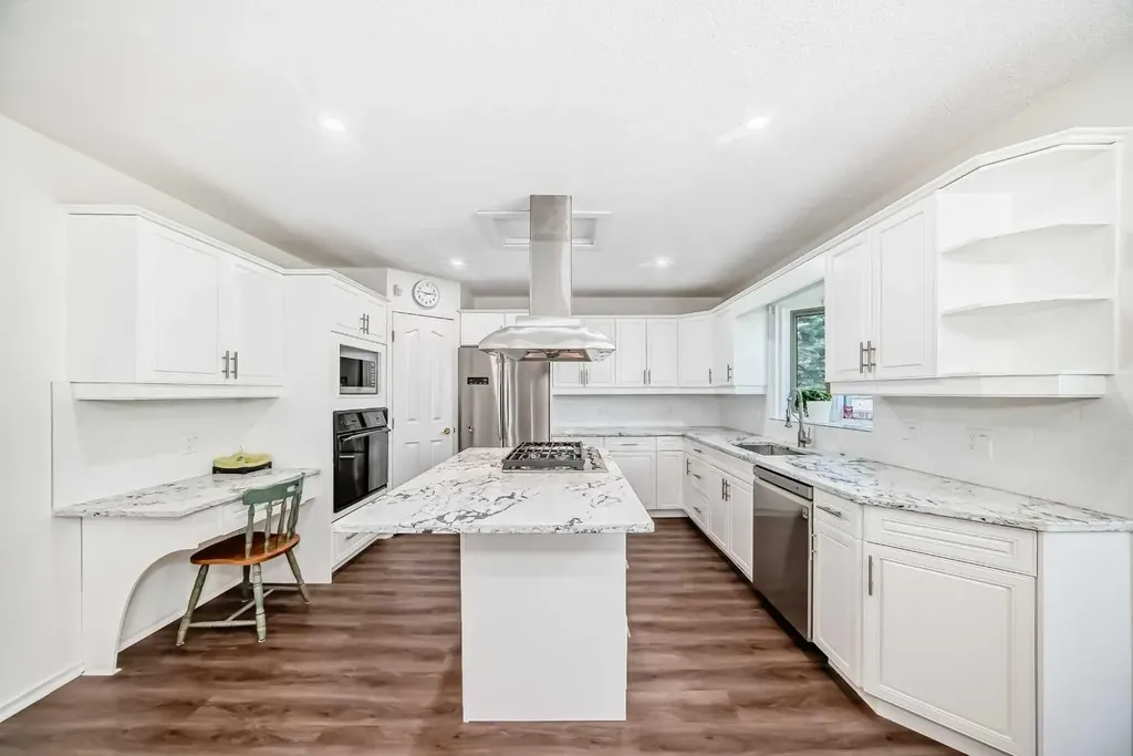 25 Silverstone Mews NW Calgary AB T3B 5K8