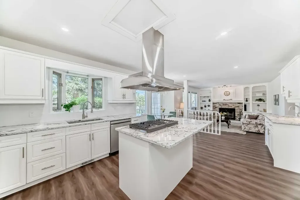 25 Silverstone Mews NW Calgary AB T3B 5K8