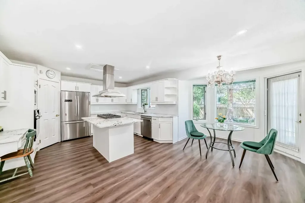 25 Silverstone Mews NW Calgary AB T3B 5K8