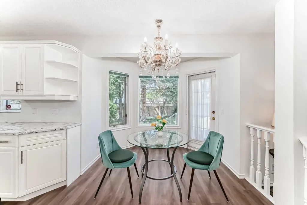 25 Silverstone Mews NW Calgary AB T3B 5K8