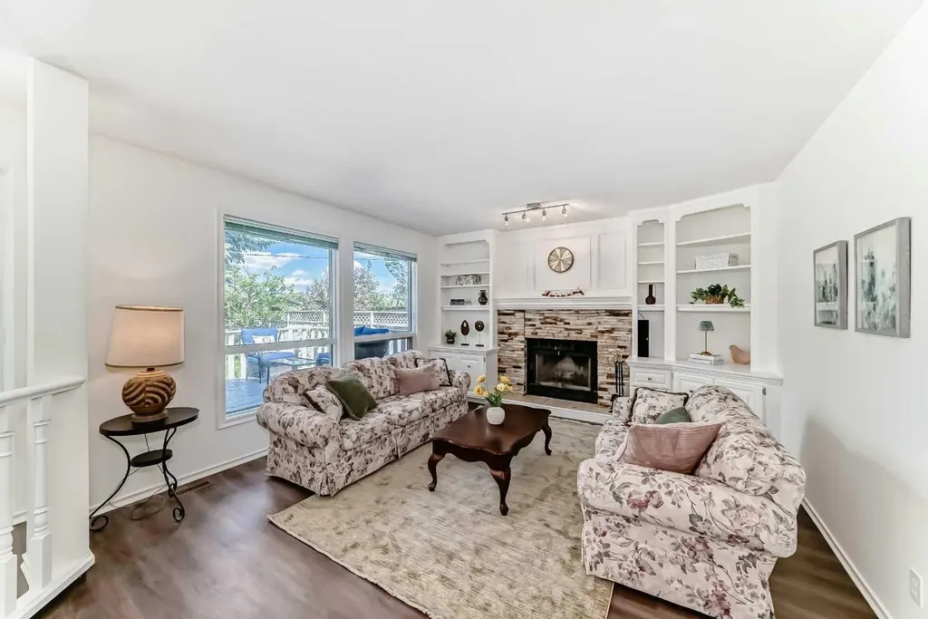 25 Silverstone Mews NW Calgary AB T3B 5K8