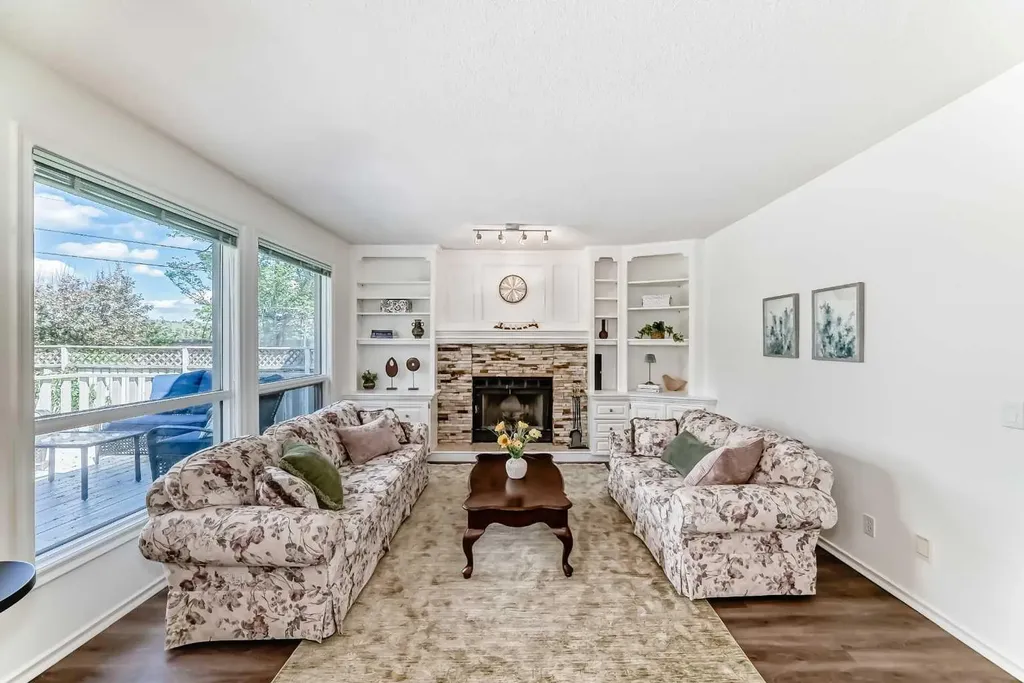 25 Silverstone Mews NW Calgary AB T3B 5K8