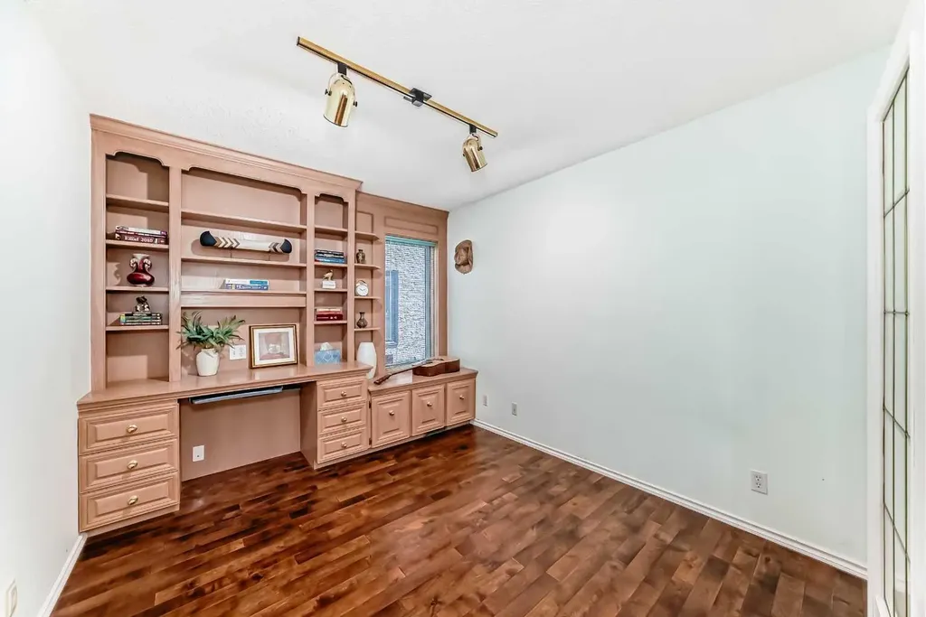 25 Silverstone Mews NW Calgary AB T3B 5K8