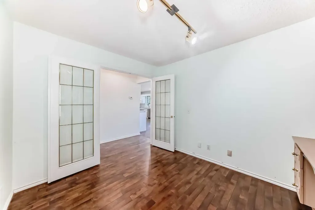 25 Silverstone Mews NW Calgary AB T3B 5K8