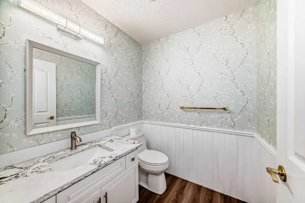 25 Silverstone Mews NW Calgary AB T3B 5K8
