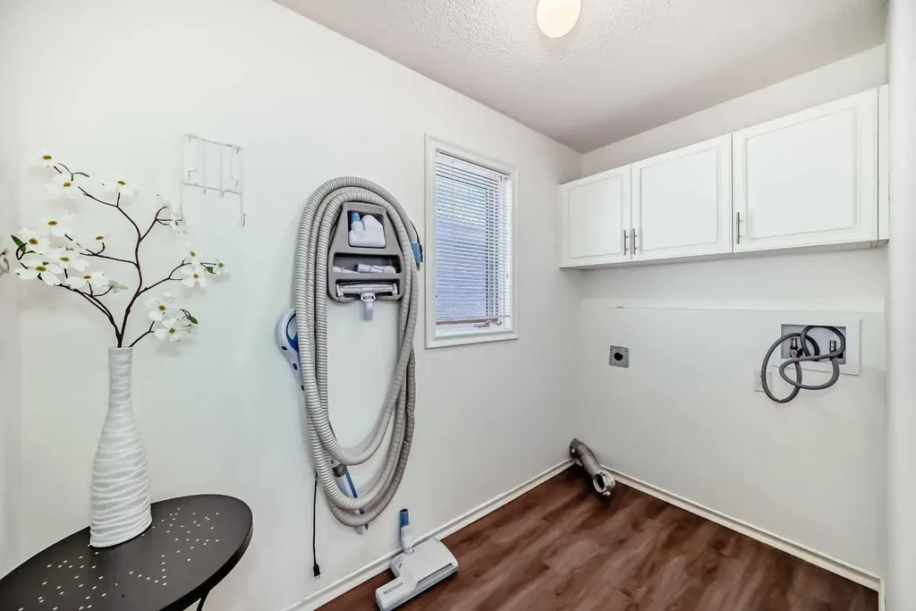 25 Silverstone Mews NW Calgary AB T3B 5K8