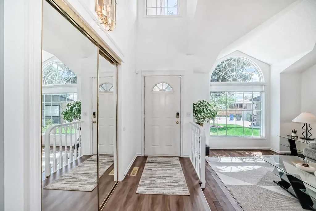 25 Silverstone Mews NW Calgary AB T3B 5K8