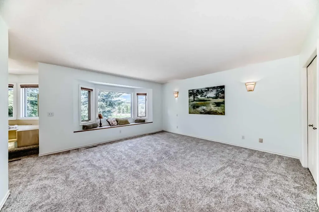25 Silverstone Mews NW Calgary AB T3B 5K8