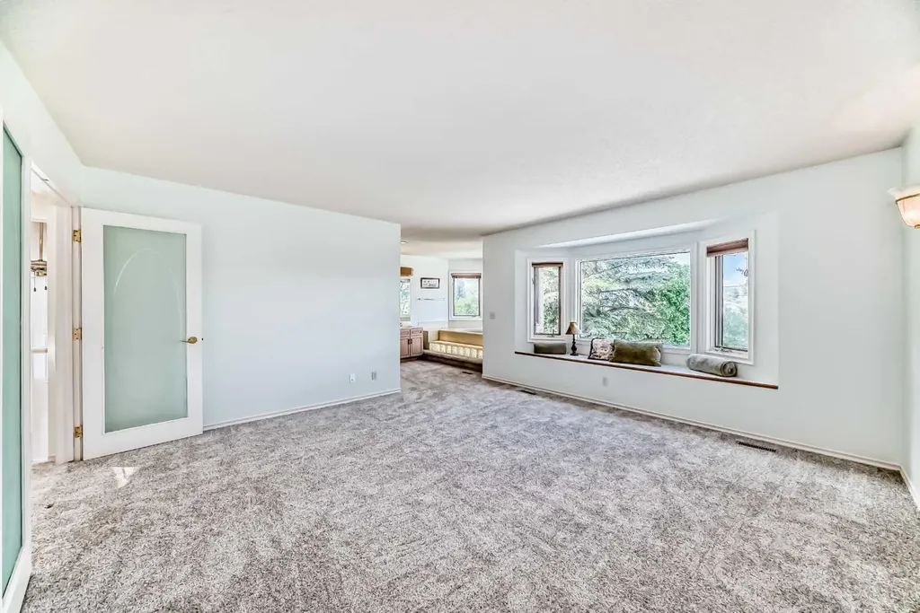 25 Silverstone Mews NW Calgary AB T3B 5K8