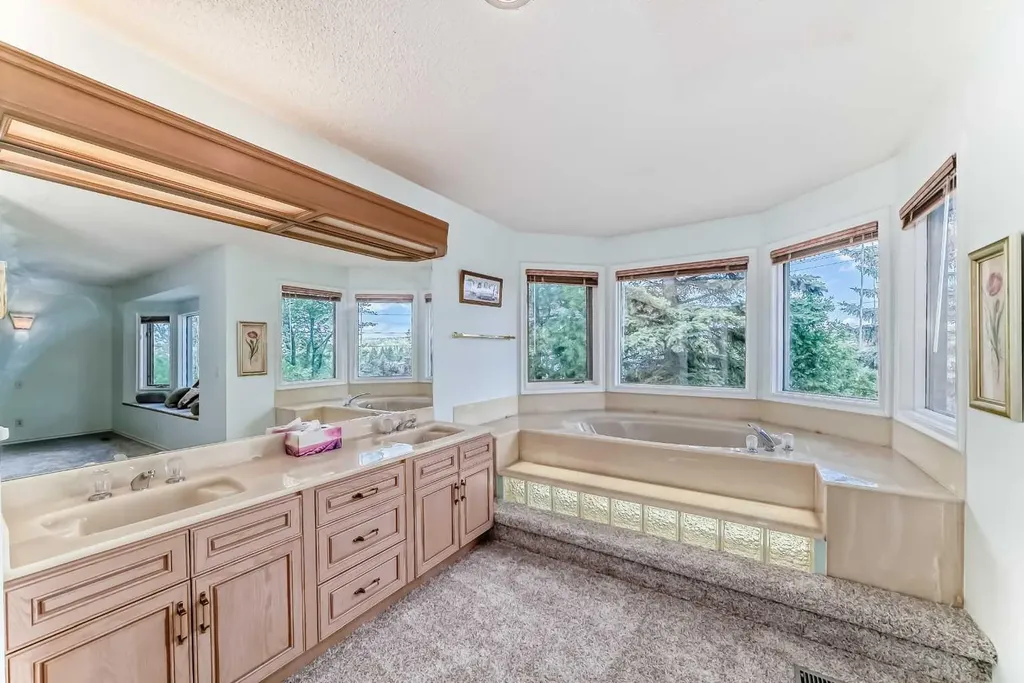 25 Silverstone Mews NW Calgary AB T3B 5K8