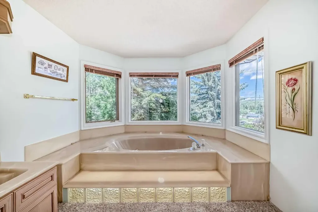 25 Silverstone Mews NW Calgary AB T3B 5K8