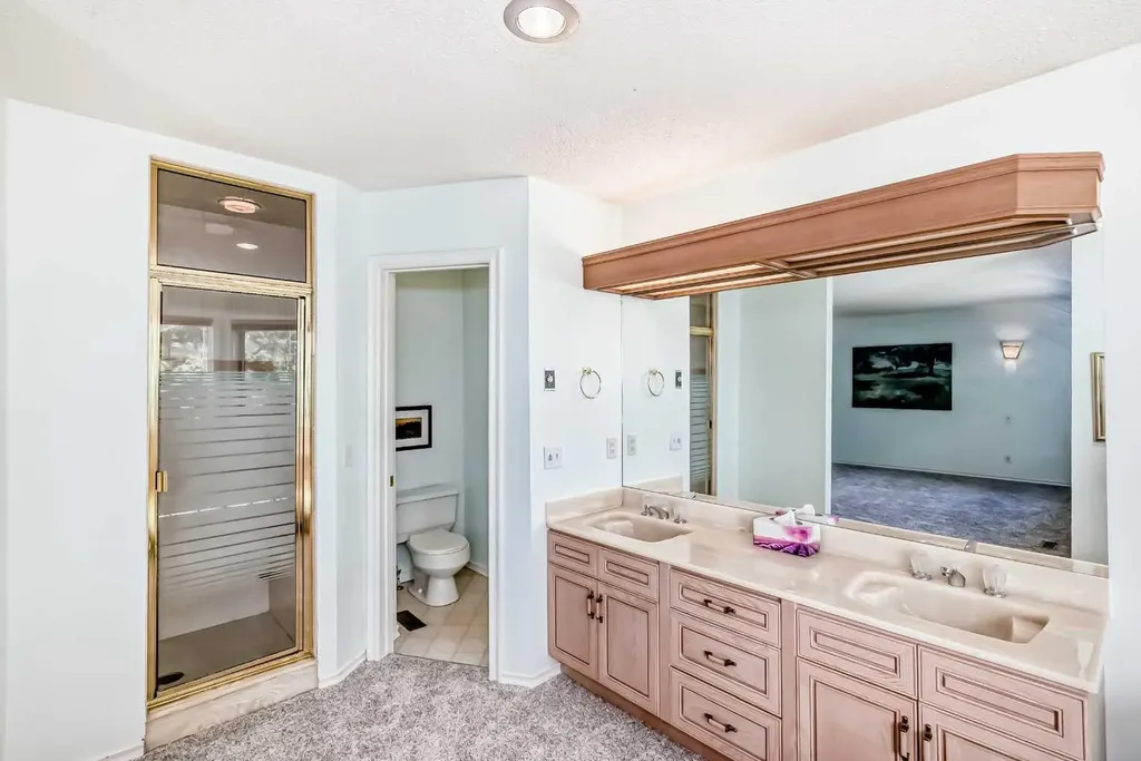 25 Silverstone Mews NW Calgary AB T3B 5K8