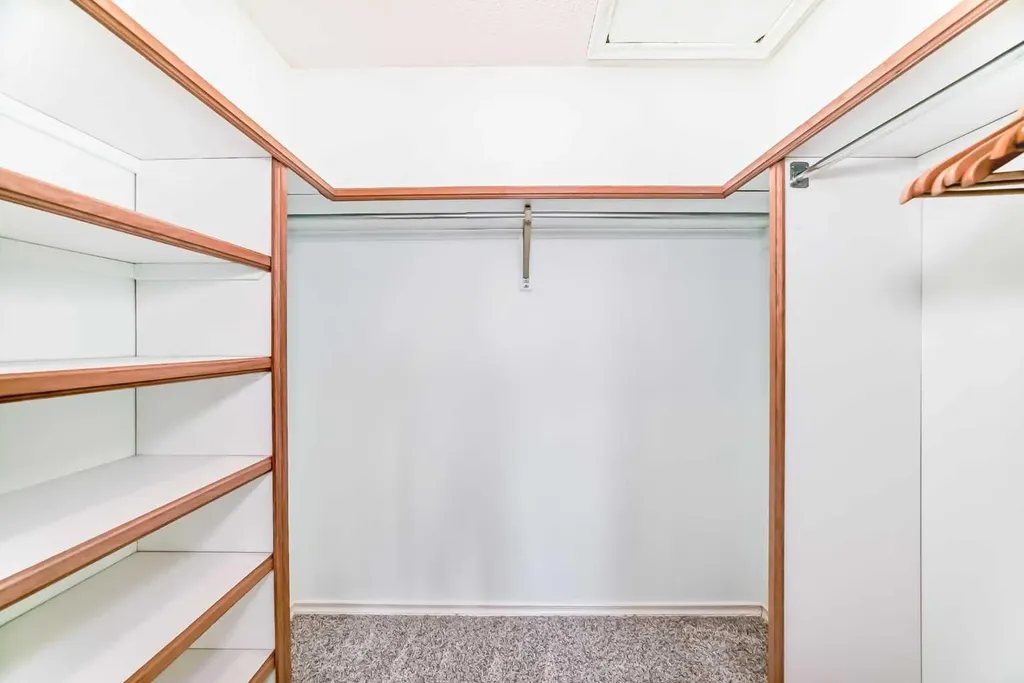 25 Silverstone Mews NW Calgary AB T3B 5K8