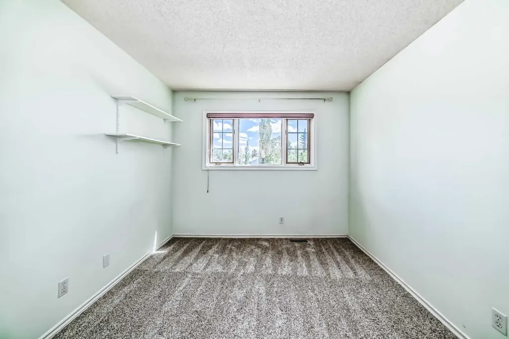 25 Silverstone Mews NW Calgary AB T3B 5K8