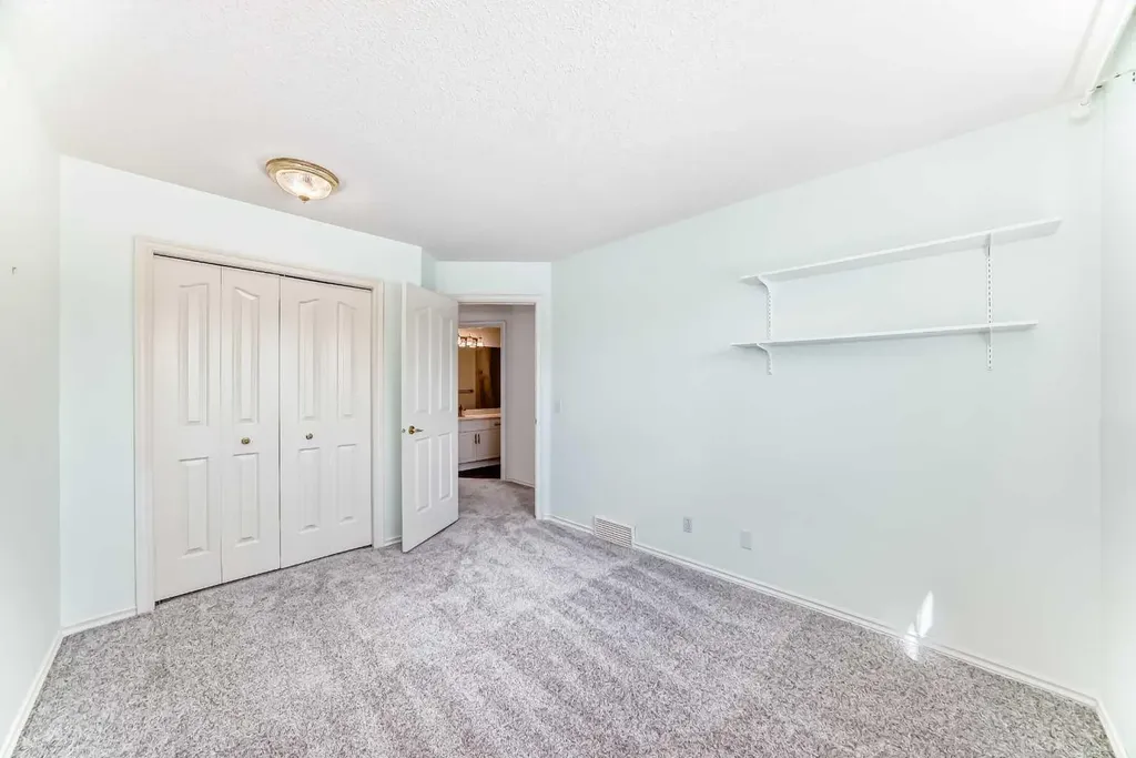 25 Silverstone Mews NW Calgary AB T3B 5K8