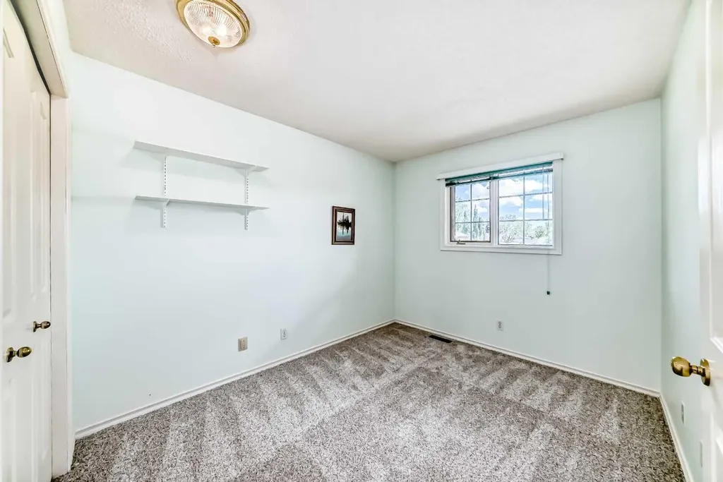 25 Silverstone Mews NW Calgary AB T3B 5K8