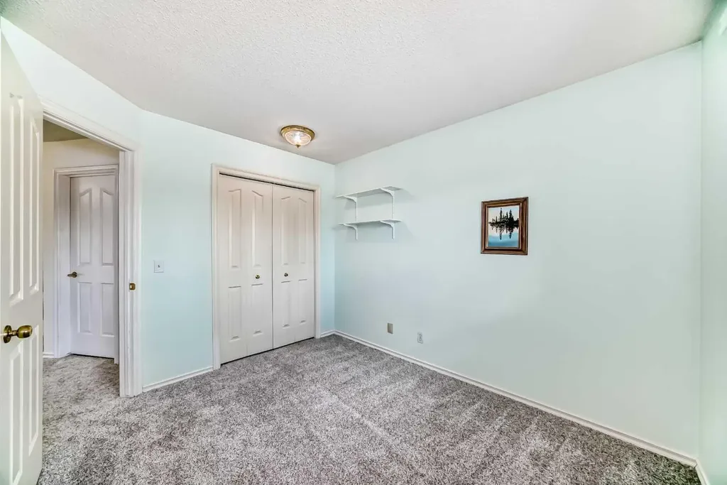 25 Silverstone Mews NW Calgary AB T3B 5K8