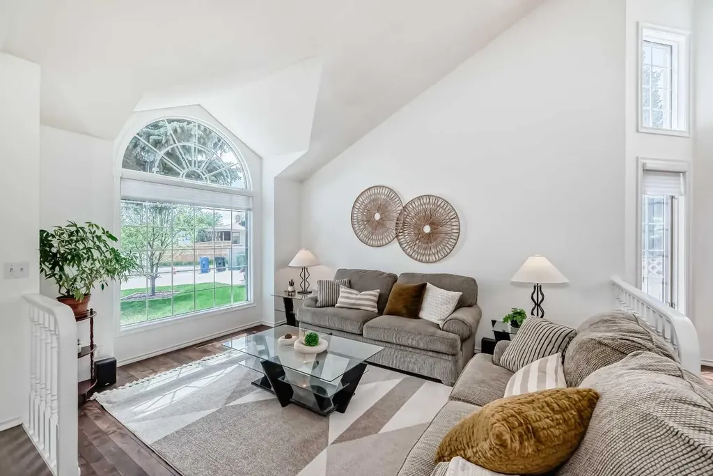 25 Silverstone Mews NW Calgary AB T3B 5K8