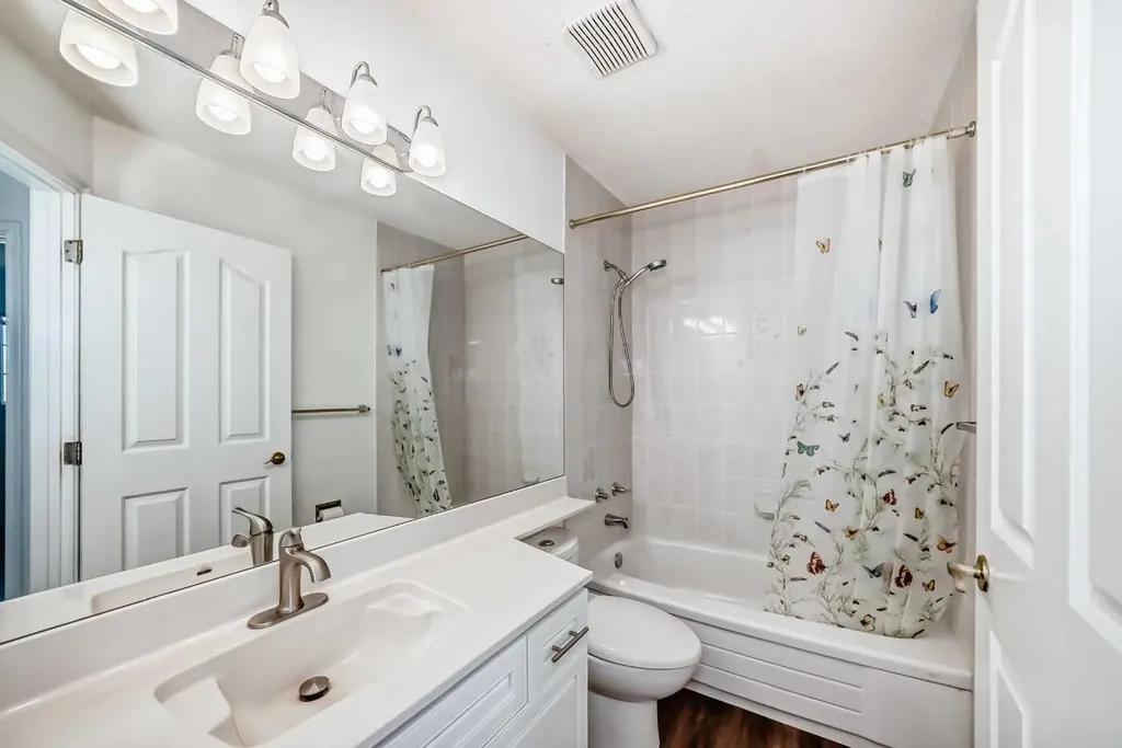 25 Silverstone Mews NW Calgary AB T3B 5K8