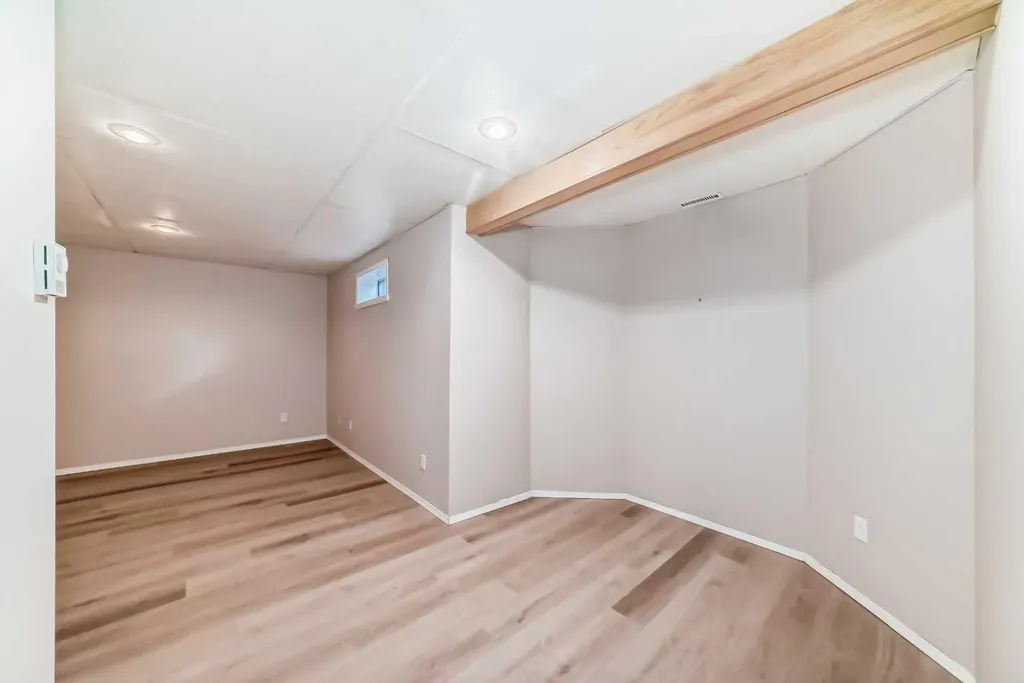 25 Silverstone Mews NW Calgary AB T3B 5K8