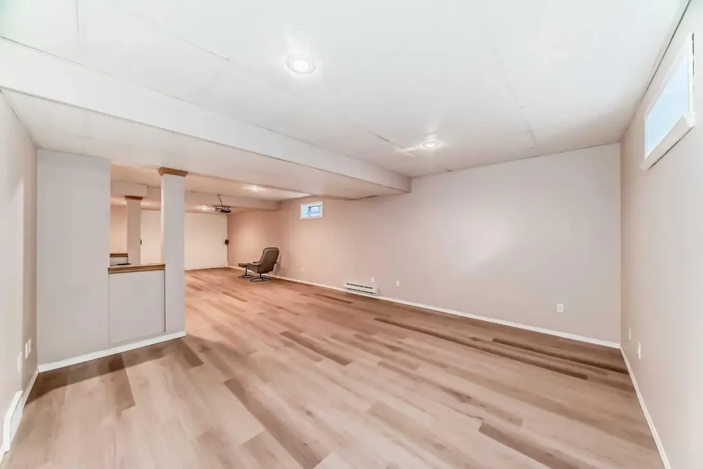 25 Silverstone Mews NW Calgary AB T3B 5K8