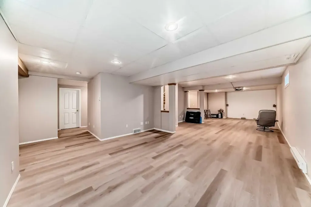25 Silverstone Mews NW Calgary AB T3B 5K8