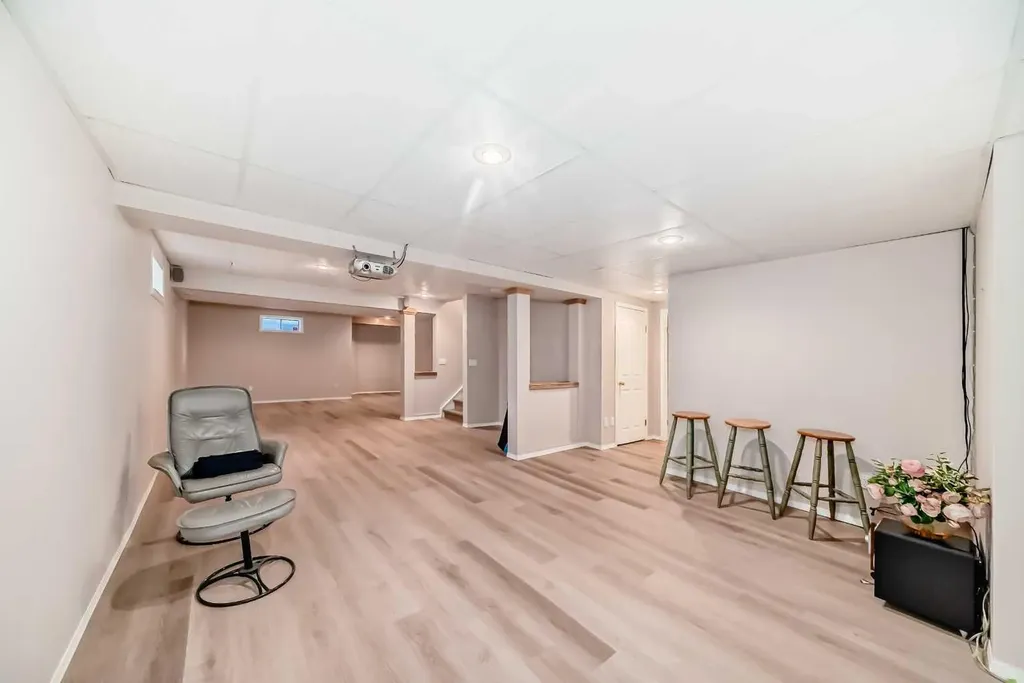 25 Silverstone Mews NW Calgary AB T3B 5K8