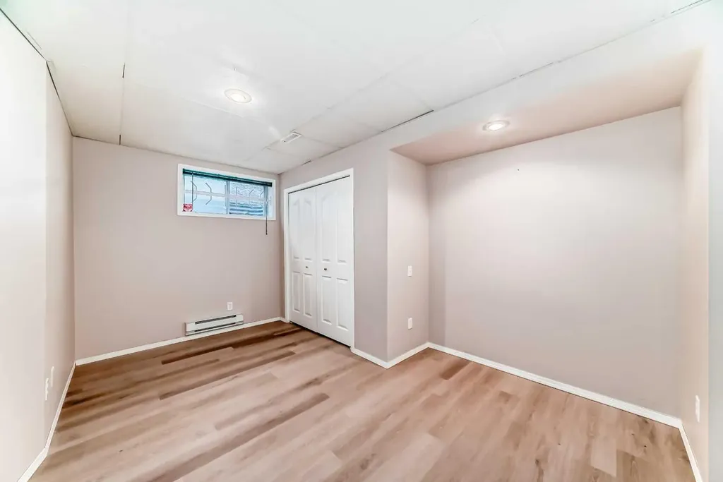 25 Silverstone Mews NW Calgary AB T3B 5K8