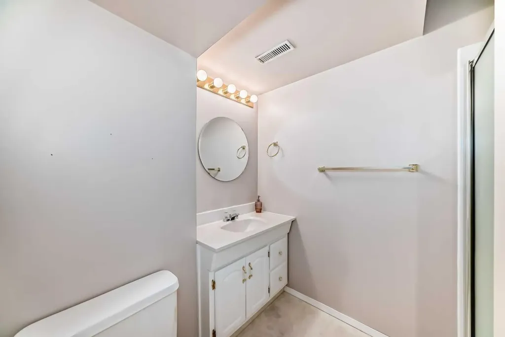 25 Silverstone Mews NW Calgary AB T3B 5K8