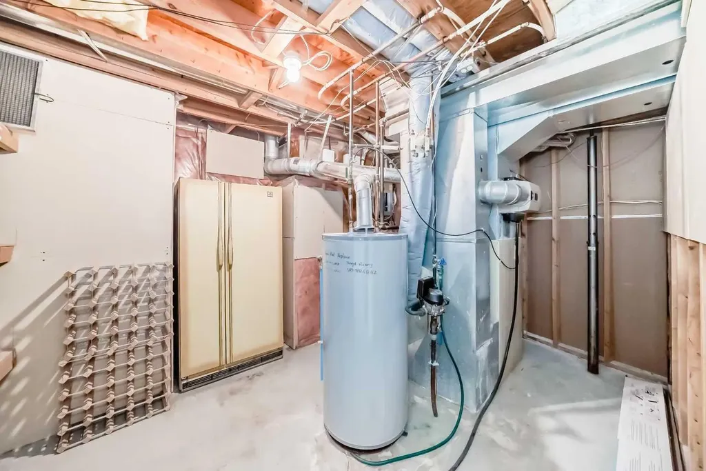 25 Silverstone Mews NW Calgary AB T3B 5K8