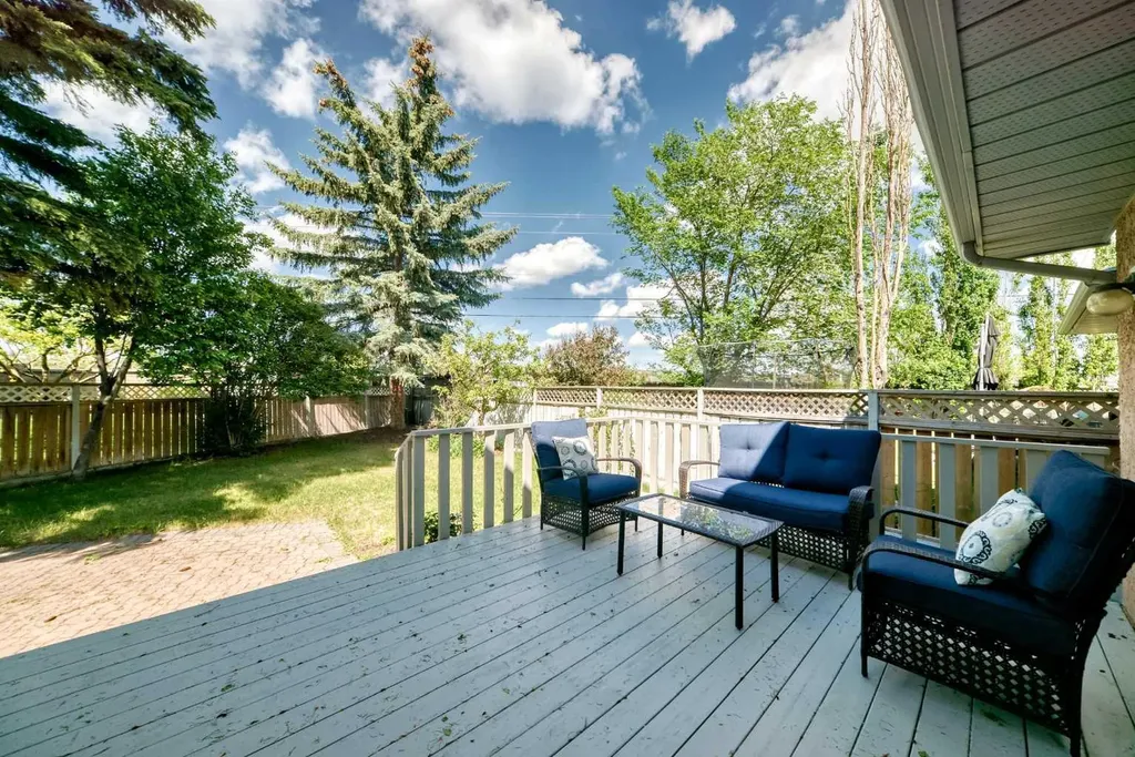 25 Silverstone Mews NW Calgary AB T3B 5K8