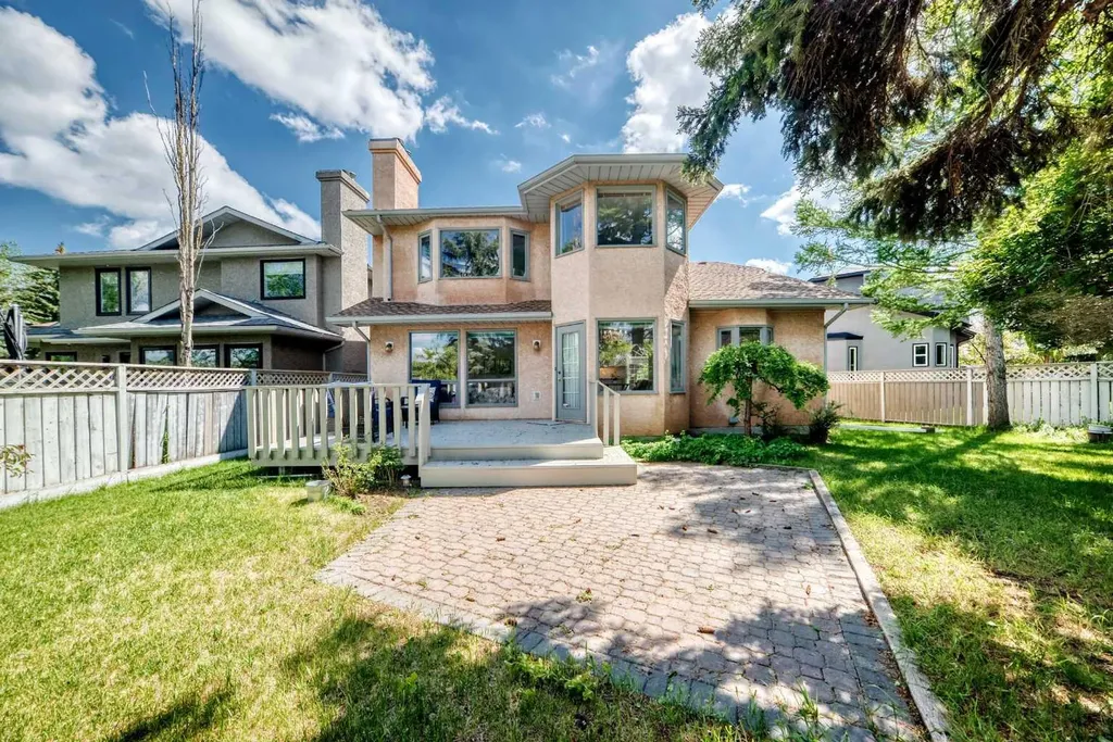 25 Silverstone Mews NW Calgary AB T3B 5K8