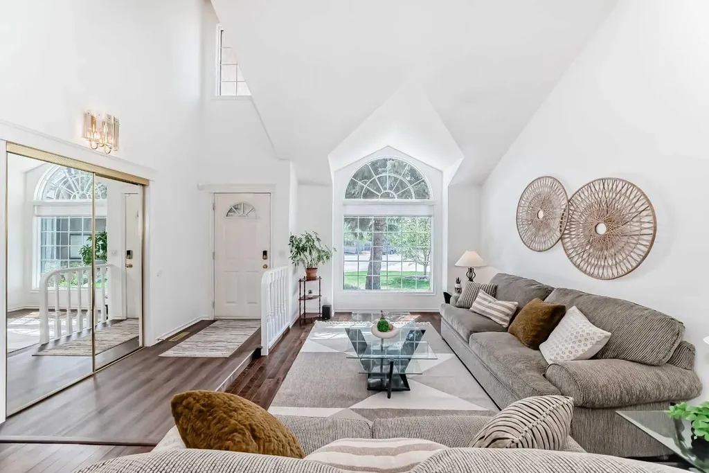 25 Silverstone Mews NW Calgary AB T3B 5K8