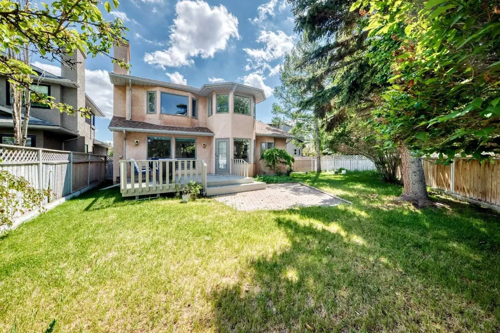 25 Silverstone Mews NW Calgary AB T3B 5K8