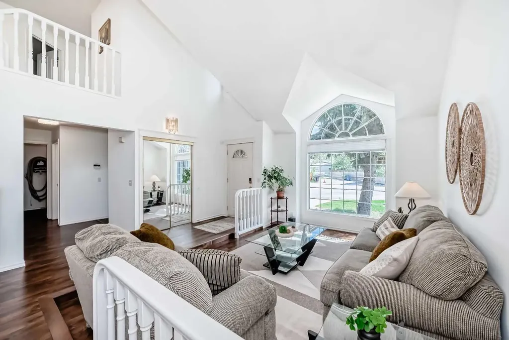 25 Silverstone Mews NW Calgary AB T3B 5K8