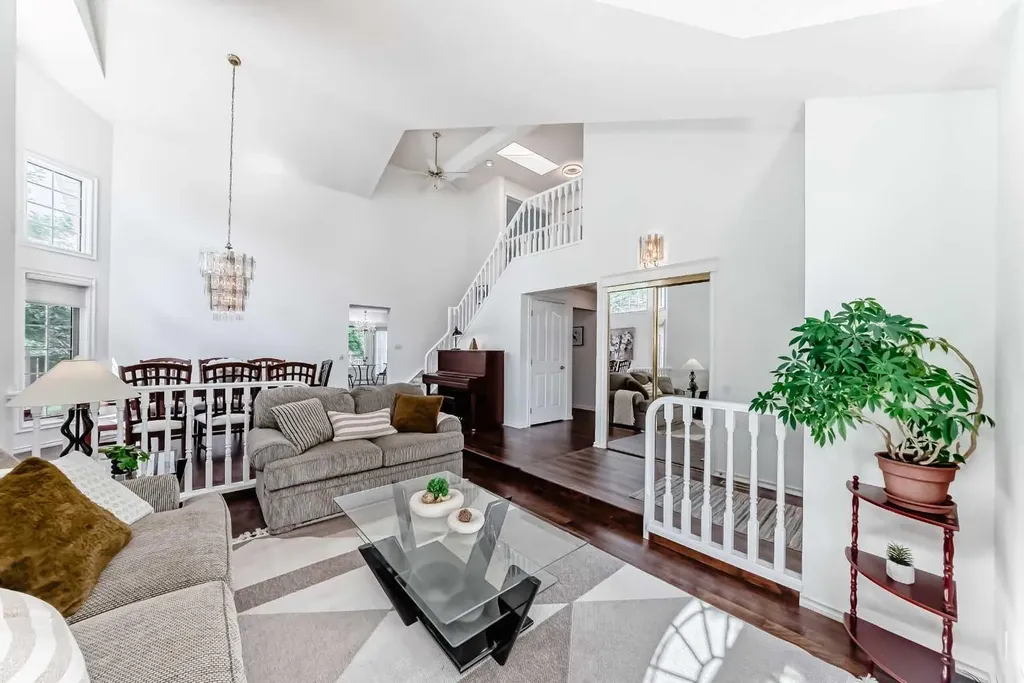 25 Silverstone Mews NW Calgary AB T3B 5K8