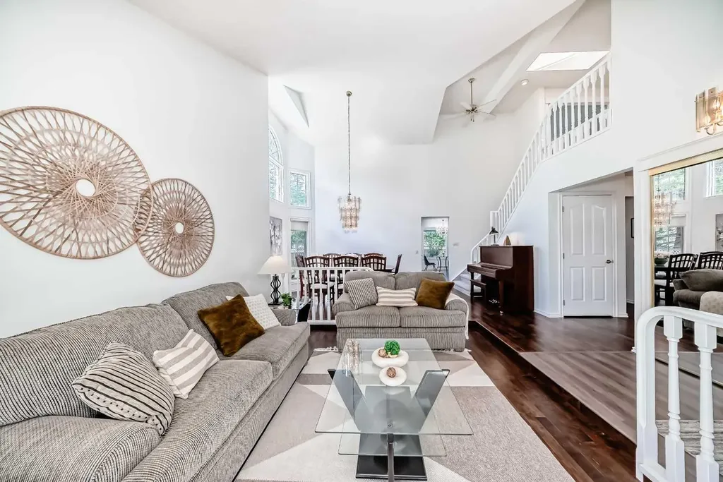 25 Silverstone Mews NW Calgary AB T3B 5K8