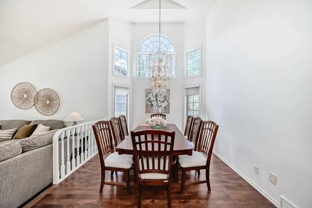 25 Silverstone Mews NW Calgary AB T3B 5K8