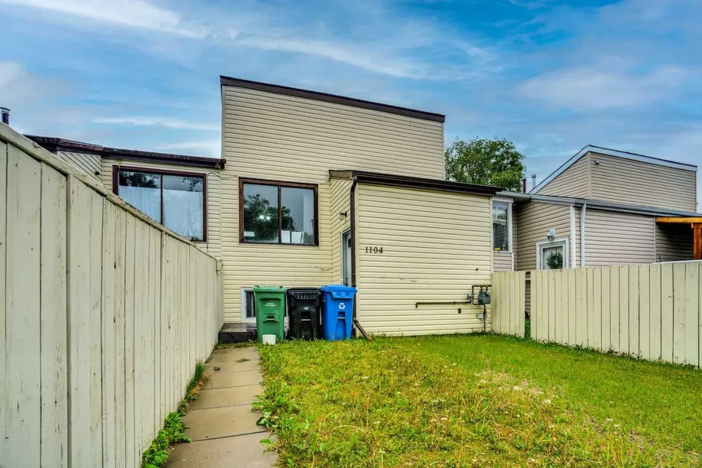 1104 53c Street SE Calgary AB t2a1w4